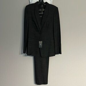 Hugo Boss suit
Jacket & pants, belt
Size 4
Smoke free & pet free home.
Clean out